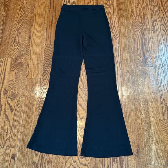 Hollister Ultra High-Rise Flare Leggings - Picture 3 of 3